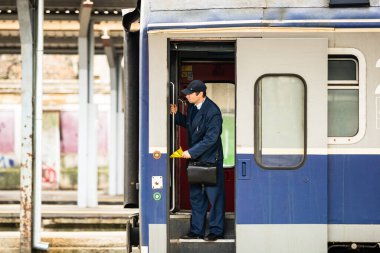 Bükreş, Romanya 'daki Bükreş (Gara de Nord Bükreş) tren istasyonunda ya da hareket halindeki tren platformunda 2022