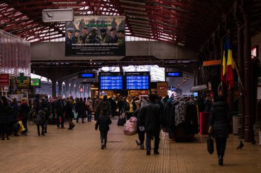 Bükreş 'teki Bükreş Kuzey Tren İstasyonu' nun (Gara de Nord Bükreş) tren peronunda tren bekleyen gezginler ve banliyö sakinleri, 2022