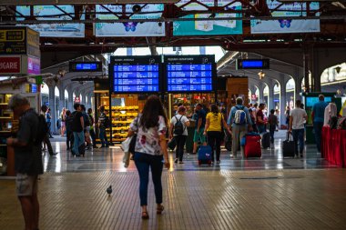 Bükreş 'teki Bükreş Kuzey Tren İstasyonu' nun (Gara de Nord Bükreş) tren peronunda tren bekleyen gezginler ve banliyö sakinleri, 2022