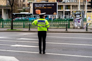 Romanya 'nın Bükreş şehir merkezinde yoğun saatlerde trafiği polis memuru ve Romanya Trafik Polisi (Politia Rutiera) yönetiyor.