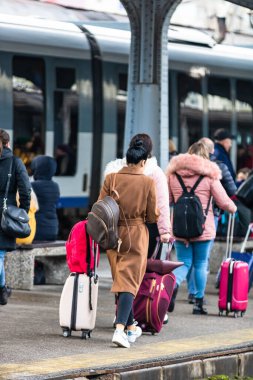 Bükreş 'teki Bükreş Kuzey Tren İstasyonu' nun (Gara de Nord Bükreş) tren peronunda tren bekleyen gezginler ve banliyö sakinleri, 2022
