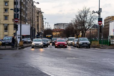 Şehrin şehir merkezinde trafik sıkışıklığında araçlar. Romanya 'nın başkenti Bükreş' te sabah akşam araba kirliliği ve trafik sıkışıklığı, 2021
