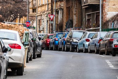 Şehrin şehir merkezinde trafik sıkışıklığında araba trafiği. Romanya 'nın Bükreş kentinde araba kirliliği ve trafik sıkışıklığı, 2022