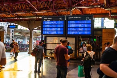 Bükreş 'teki Bükreş Kuzey Tren İstasyonu' nun (Gara de Nord Bükreş) tren peronunda tren bekleyen gezginler ve banliyö sakinleri, 2022