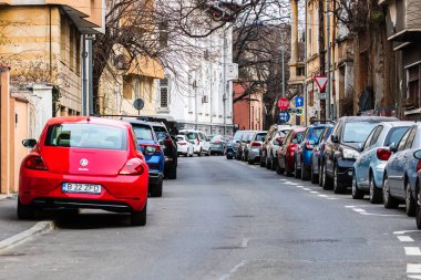 Şehrin şehir merkezinde trafik sıkışıklığında araba trafiği. Romanya 'nın Bükreş kentinde araba kirliliği ve trafik sıkışıklığı, 2022
