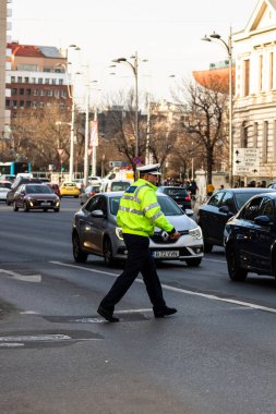 Romanya 'nın Bükreş şehir merkezinde yoğun saatlerde trafiği polis memuru ve Romanya Trafik Polisi (Politia Rutiera) yönetiyor.