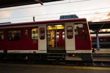 Bükreş, Romanya 'daki Bükreş (Gara de Nord Bükreş) tren istasyonunda ya da hareket halindeki tren platformunda 2022
