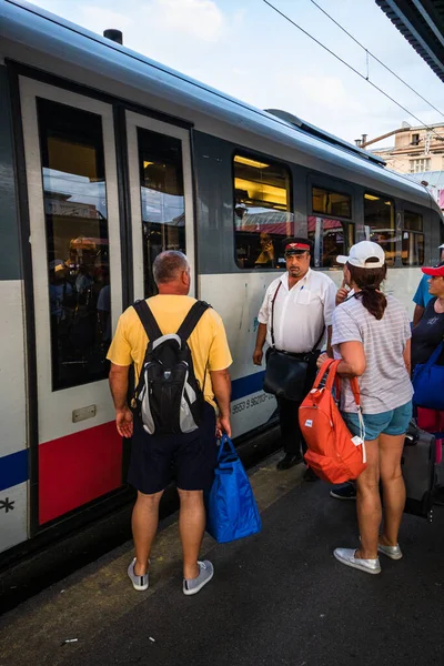 Bükreş 'teki Bükreş Kuzey Tren İstasyonu' nun (Gara de Nord Bükreş) tren peronunda tren bekleyen gezginler ve banliyö sakinleri, 2022