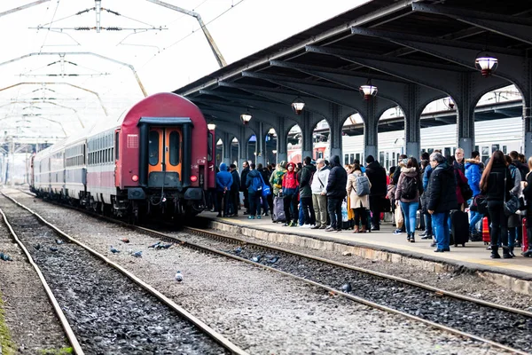 Bükreş, Romanya 'daki Bükreş (Gara de Nord Bükreş) tren istasyonunda ya da hareket halindeki tren platformunda 2022