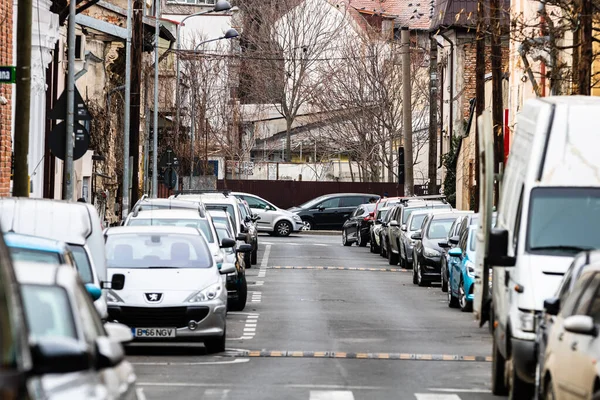 Şehrin şehir merkezinde trafik sıkışıklığında araba trafiği. Romanya 'nın Bükreş kentinde araba kirliliği ve trafik sıkışıklığı, 2022