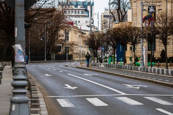 Şehrin şehir merkezinde trafik sıkışıklığında araba trafiği. Romanya 'nın Bükreş kentinde araba kirliliği ve trafik sıkışıklığı, 2022