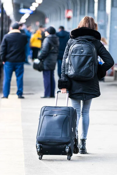 Bükreş 'teki Bükreş Kuzey Tren İstasyonu' nun (Gara de Nord Bükreş) tren peronunda tren bekleyen gezginler ve banliyö sakinleri, 2022