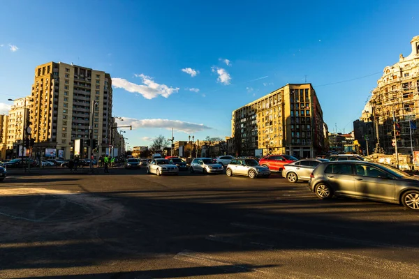 Şehrin şehir merkezinde trafik sıkışıklığında araçlar. Romanya 'nın başkenti Bükreş' te sabah akşam araba kirliliği ve trafik sıkışıklığı, 2021