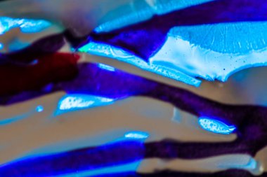 Su yüzeyinde yağ damlaları ve dalgaları olan soyut renkli arkaplan. Soyut arkaplan kavramı