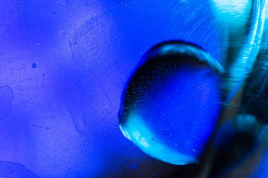 Su yüzeyinde yağ damlaları ve dalgaları olan soyut renkli arkaplan. Soyut arkaplan kavramı