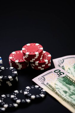 Paralı ve kartlı poker fişleri yığını