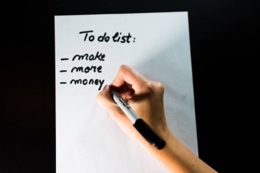 Beyaz kağıt üzerinde hedefleri ya da alışveriş listesi olan bir liste yapmak