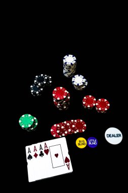 Siyah arkaplanda poker fişleri ve poker kartları yığını