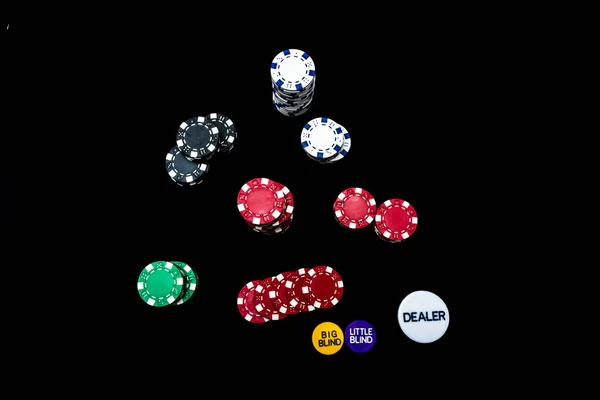 Stapel Von Pokerchips Auf Schwarzem Hintergrund — Stockfoto