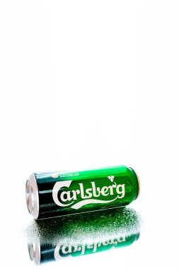Bükreş, Romanya, 2021 'de bir kutu Carlsberg birası