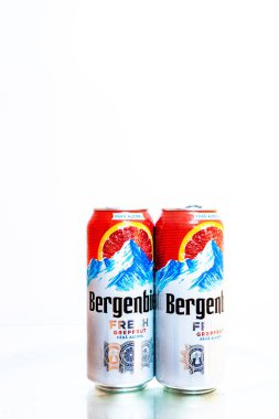Bergenbier birası beyaza izole edilmiş. Romanya 'nın Bükreş kentinde 2021 yılında çekilen illüstrasyon fotoğrafı