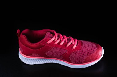 Spor ayakkabıları siyah arka planda izole edilmiş. Bükreş, Romanya, 2021