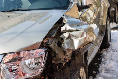 Çarpışan araba ve kaza yapan araç hasar görmüş. Romanya 'nın Bükreş kentinde 2021 yılında meydana gelen trafik kazası sonrasında ezilen metal ve plastikler
