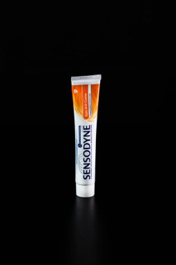 Sensodyne diş macunu tüpü siyah arka planda. Bükreş, Romanya, 2021
