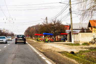 Romanya 'nın Targoviste kentinde 2021' de sebze ve meyve satan Romen köylüleri
