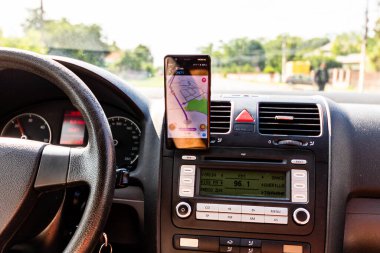 Araba gösterge paneli, Bükreş, Romanya, 2021 'de akıllı telefon üzerindeki waze haritaları uygulaması