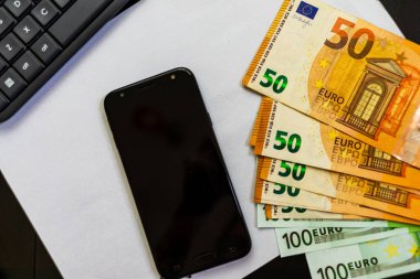 İş konsepti, dizüstü bilgisayar ve diğer nesneler. Yapılacaklar listesi, hedef listesi, Bükreş, Romanya 'daki kahve masası, 2021