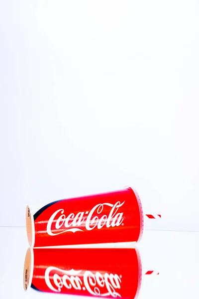 Copo Papel Coca Cola Fotografia Editorial Ilustrativa Bucharest Roménia 2021 — Fotografia de Stock