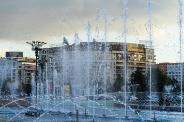 Bükreş şehir merkezindeki Unirii Meydanı 'ndaki çeşme. Bükreş, Romanya 'daki Unirii Bulvarı, 2021
