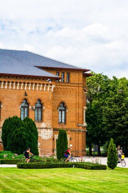 Romanya 'nın Bükreş kenti yakınlarındaki Mogosoaia Sarayı' nı ziyaret eden insanlar