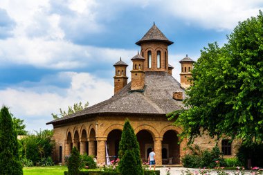 Romanya 'nın Bükreş kenti yakınlarındaki Mogosoaia Sarayı' nı ziyaret eden insanlar