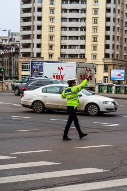Romanya 'nın Bükreş şehir merkezinde yoğun saatlerde trafiği polis memuru ve Romanya Trafik Polisi (Politia Rutiera) yönetiyor.