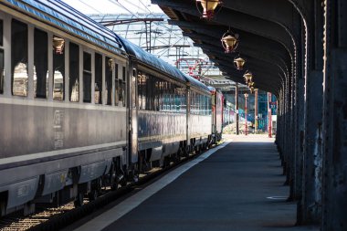 Bükreş, Romanya 'daki Bükreş (Gara de Nord Bükreş) tren istasyonunda ya da hareket halindeki tren platformunda 2022