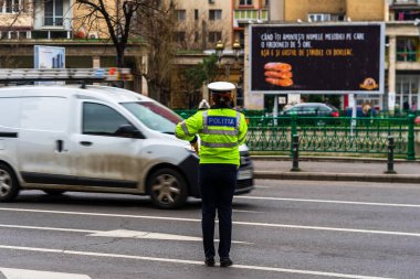 Romanya 'nın Bükreş şehir merkezinde yoğun saatlerde trafiği polis memuru ve Romanya Trafik Polisi (Politia Rutiera) yönetiyor.