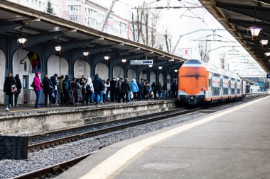 Bükreş, Romanya 'daki Bükreş (Gara de Nord Bükreş) tren istasyonunda ya da hareket halindeki tren platformunda 2022