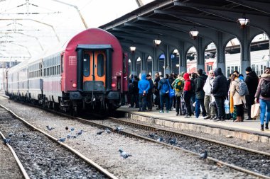 Bükreş, Romanya 'daki Bükreş (Gara de Nord Bükreş) tren istasyonunda ya da hareket halindeki tren platformunda 2022