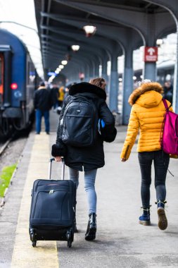 Bükreş 'teki Bükreş Kuzey Tren İstasyonu' nun (Gara de Nord Bükreş) tren peronunda tren bekleyen gezginler ve banliyö sakinleri, 2022