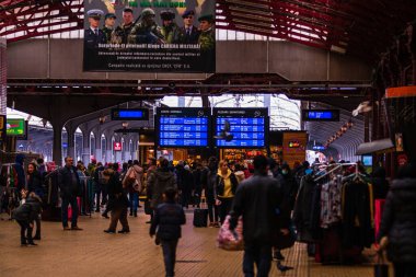 Bükreş 'teki Bükreş Kuzey Tren İstasyonu' nun (Gara de Nord Bükreş) tren peronunda tren bekleyen gezginler ve banliyö sakinleri, 2022