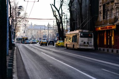 Şehrin şehir merkezinde trafik sıkışıklığında araçlar. Romanya 'nın başkenti Bükreş' te sabah akşam araba kirliliği ve trafik sıkışıklığı, 2021