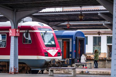 Bükreş, Romanya 'daki Bükreş (Gara de Nord Bükreş) tren istasyonunda ya da hareket halindeki tren platformunda 2022