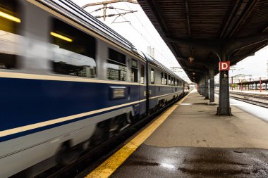 Bükreş, Romanya 'daki Bükreş (Gara de Nord Bükreş) tren istasyonunda ya da hareket halindeki tren platformunda 2022