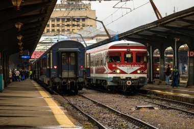 Bükreş, Romanya 'daki Bükreş (Gara de Nord Bükreş) tren istasyonunda ya da hareket halindeki tren platformunda 2022
