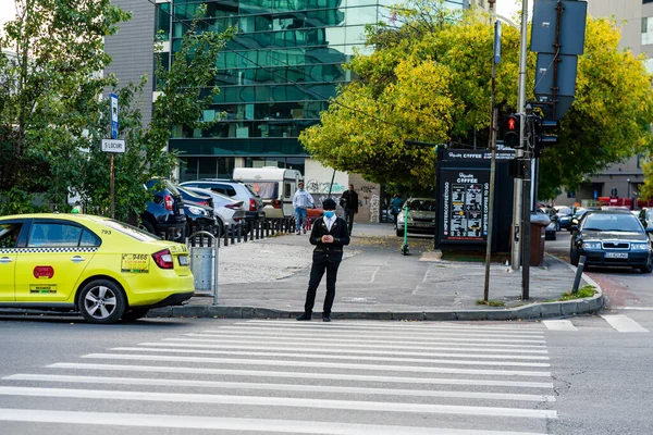 Persone Che Camminano Attraversano Strada Nel Centro Bucarest Romania 2021 — Foto Stock