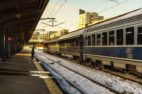 Resenärer Och Pendlare Som Väntar Ett Tåg Tågplattformen Vid Bukarests — Stockfoto