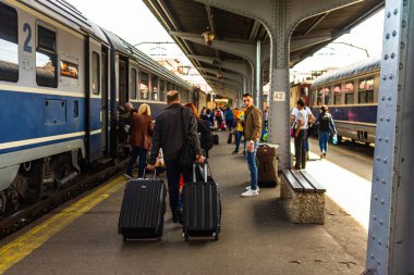 Bükreş 'teki Bükreş Kuzey Tren İstasyonu' nun (Gara de Nord Bükreş) tren peronunda tren bekleyen gezginler ve banliyö sakinleri, 2022