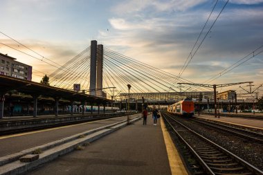 Bükreş, Romanya 'daki Bükreş (Gara de Nord Bükreş) tren istasyonunda ya da hareket halindeki tren platformunda 2022